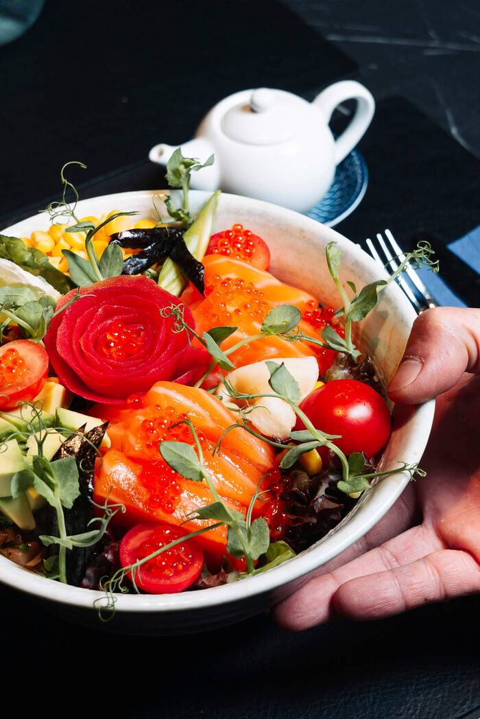 Frischer, bunter Salat mit Lachs, Rote Bete und Dressing im Tiger Room Würzburg